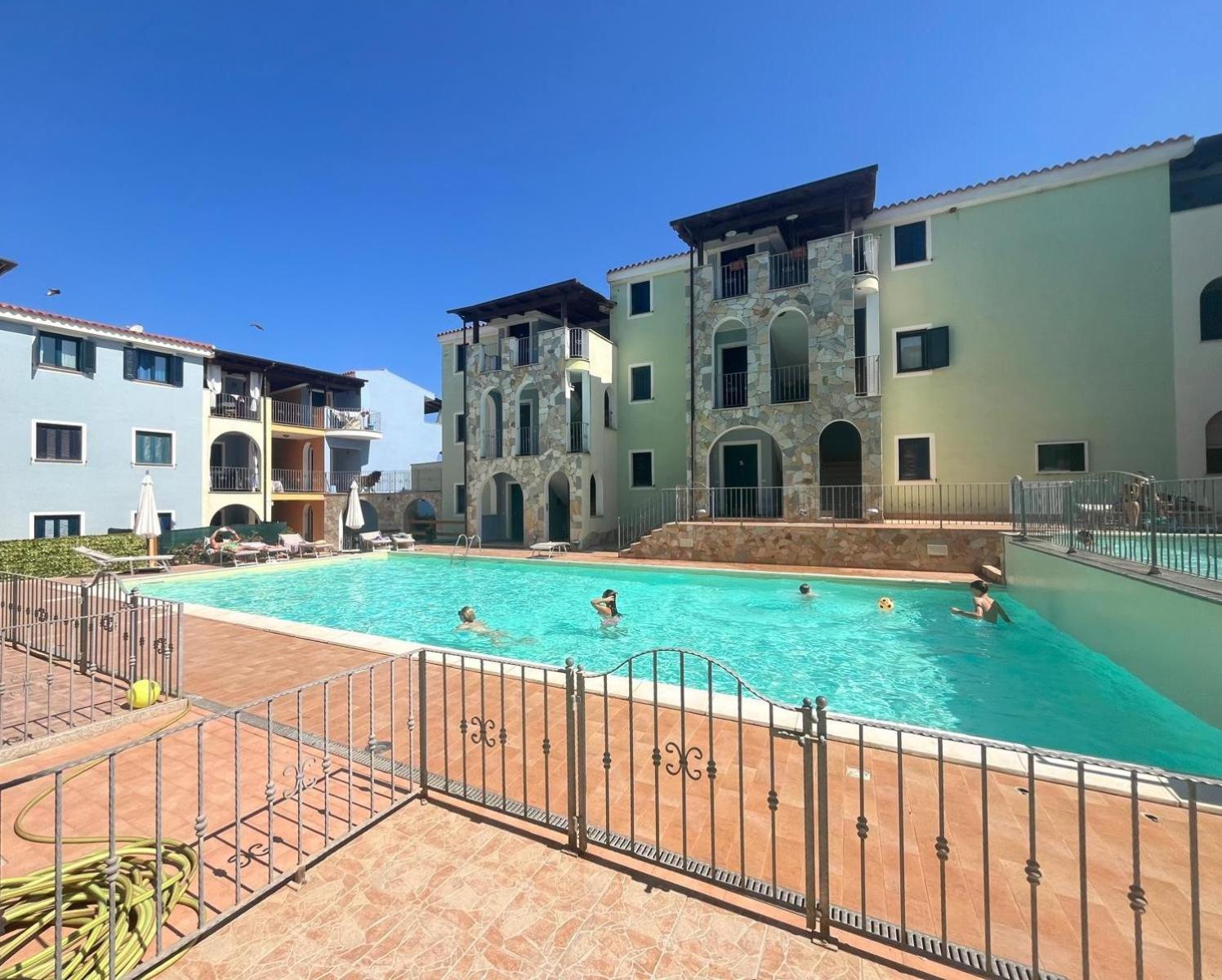 Appartamento Con Piscina Valledoria  Exteriör bild